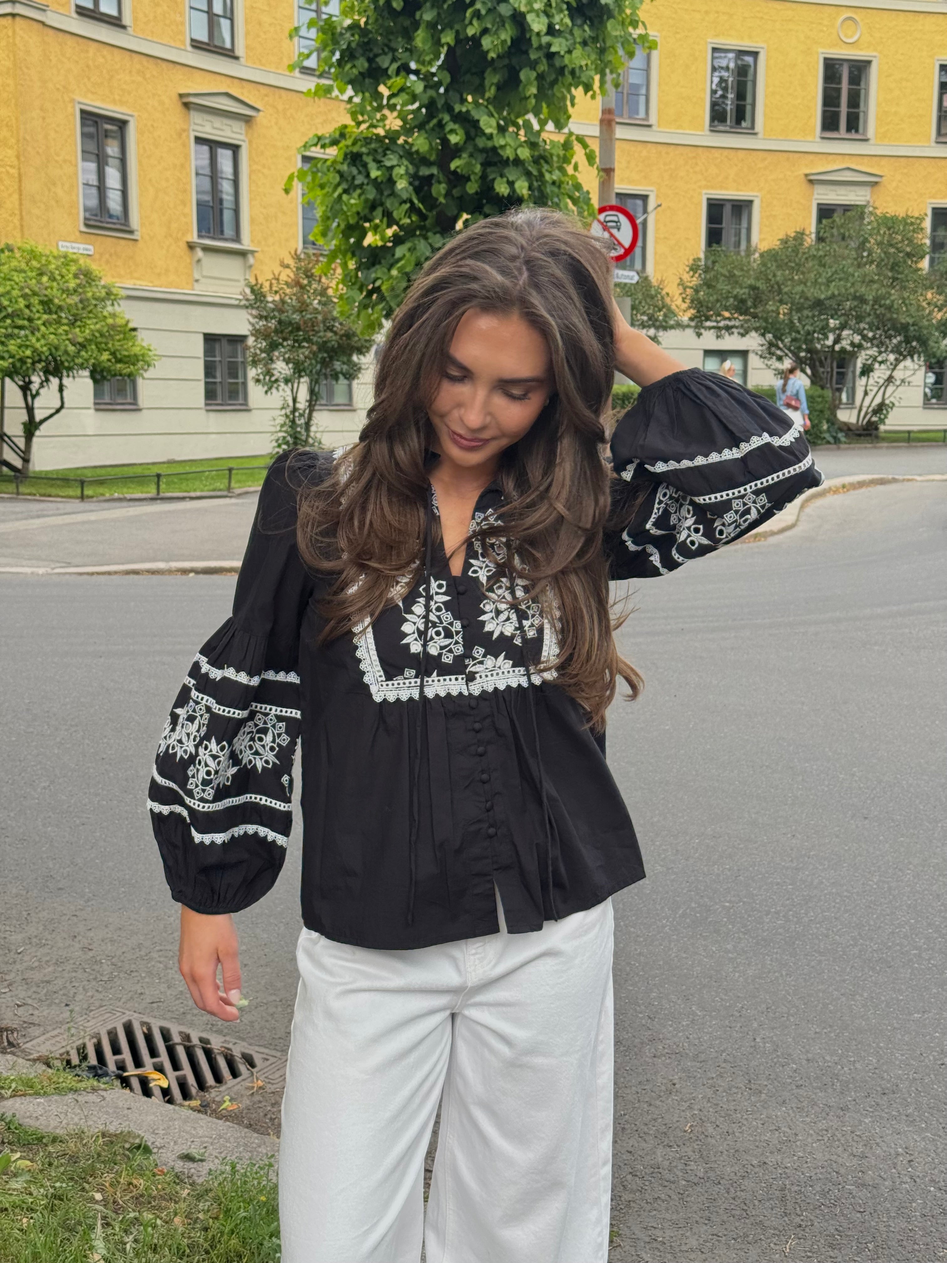 VMEMOLA Top - Black