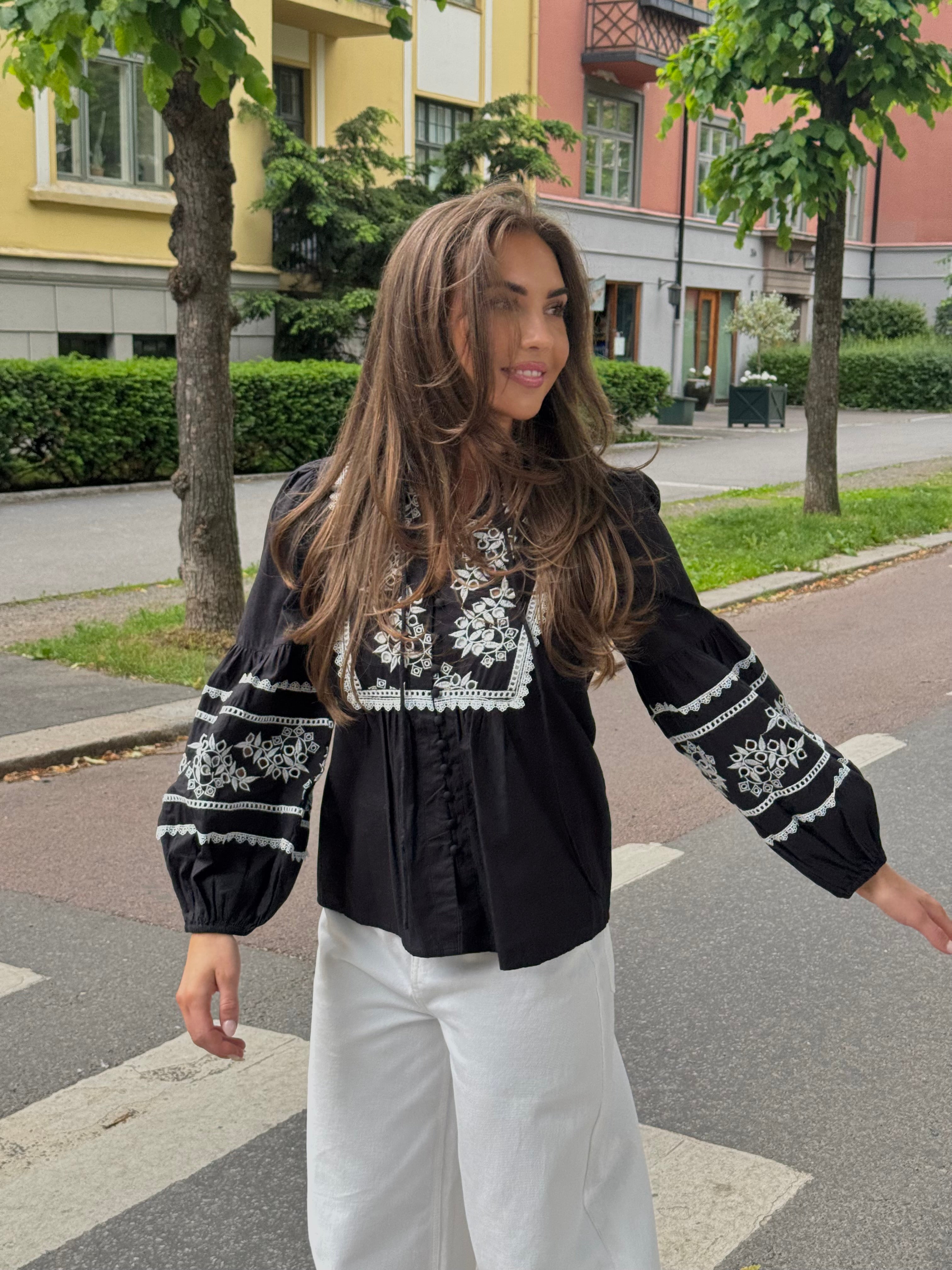 VMEMOLA Top - Black