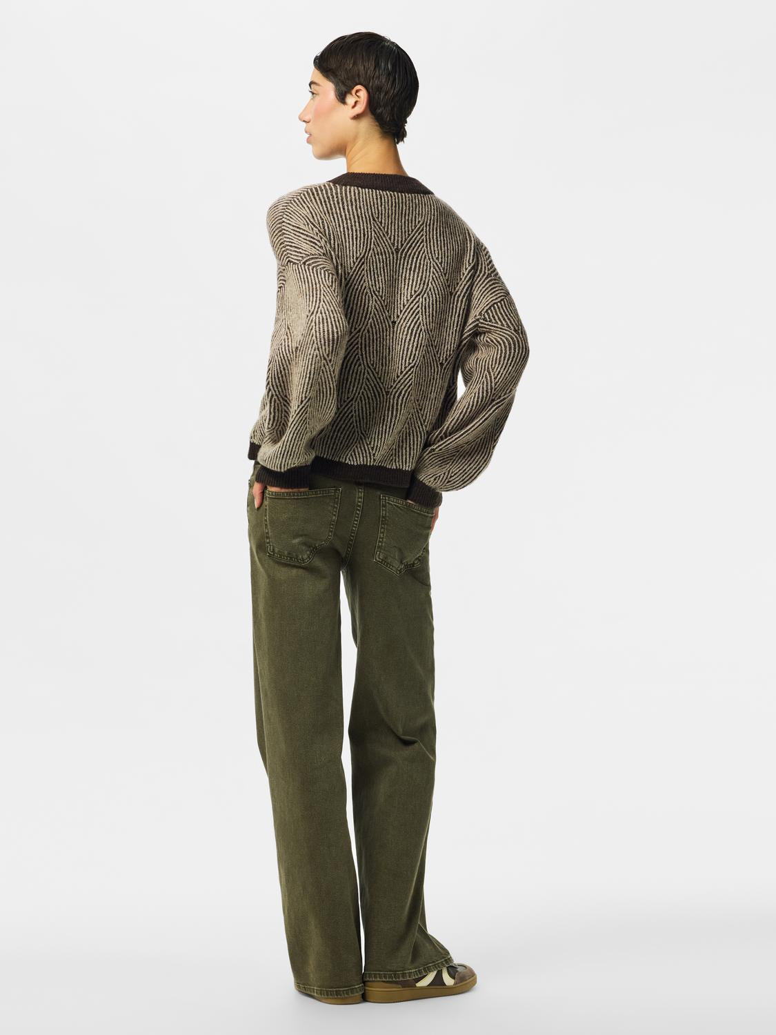 model_shot-back