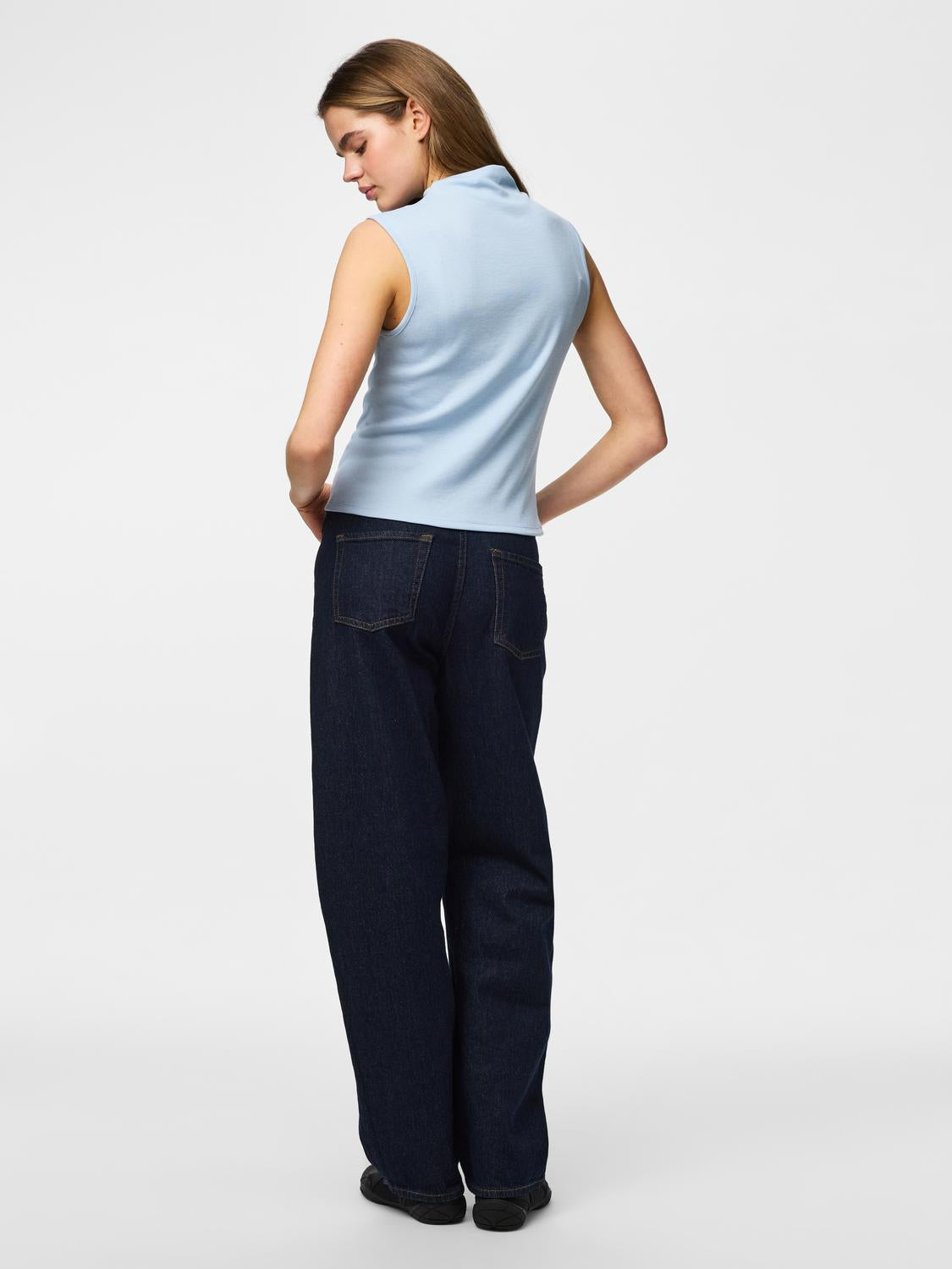 model_shot-back