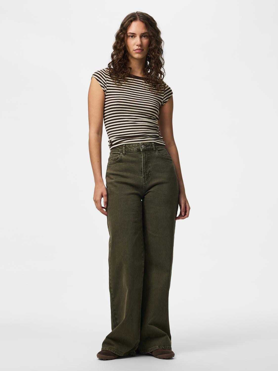 model_shot-front_full